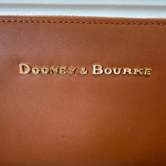 Beautiful Dooney and Bourke City Large Leather Zippered Wallet. - Picture 2 of 6